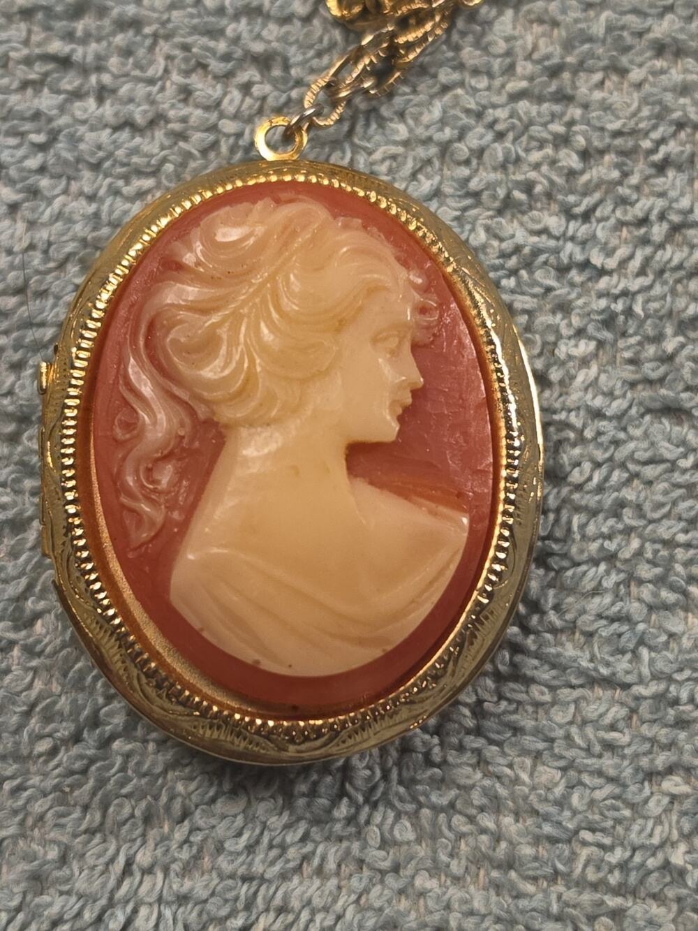 Vintage Gold Tone Cameo Locket Pendant Necklace Floral Engraved Etched Women